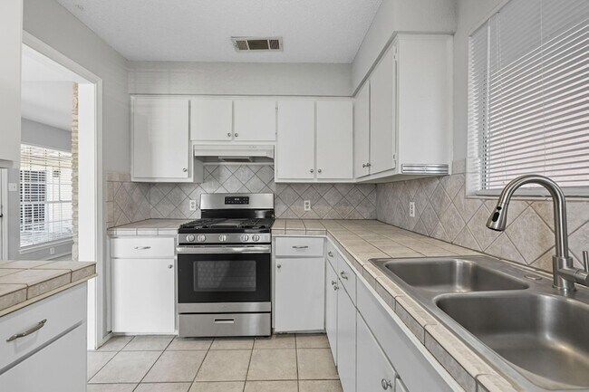 Building Photo - 10103 Woodland Village Dr