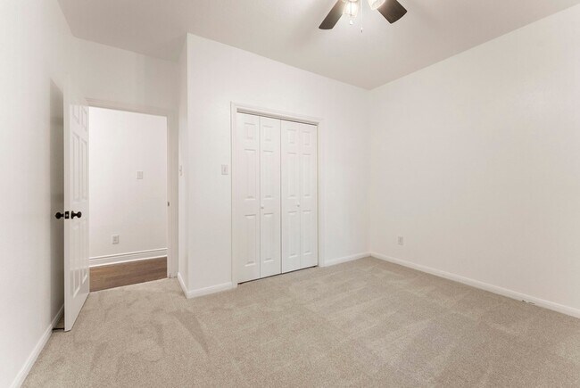 Building Photo - 618 W Rollingwood St