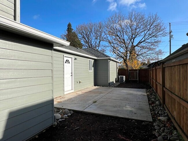 Building Photo - 3Bd/2Ba Two Story House - Available Now!