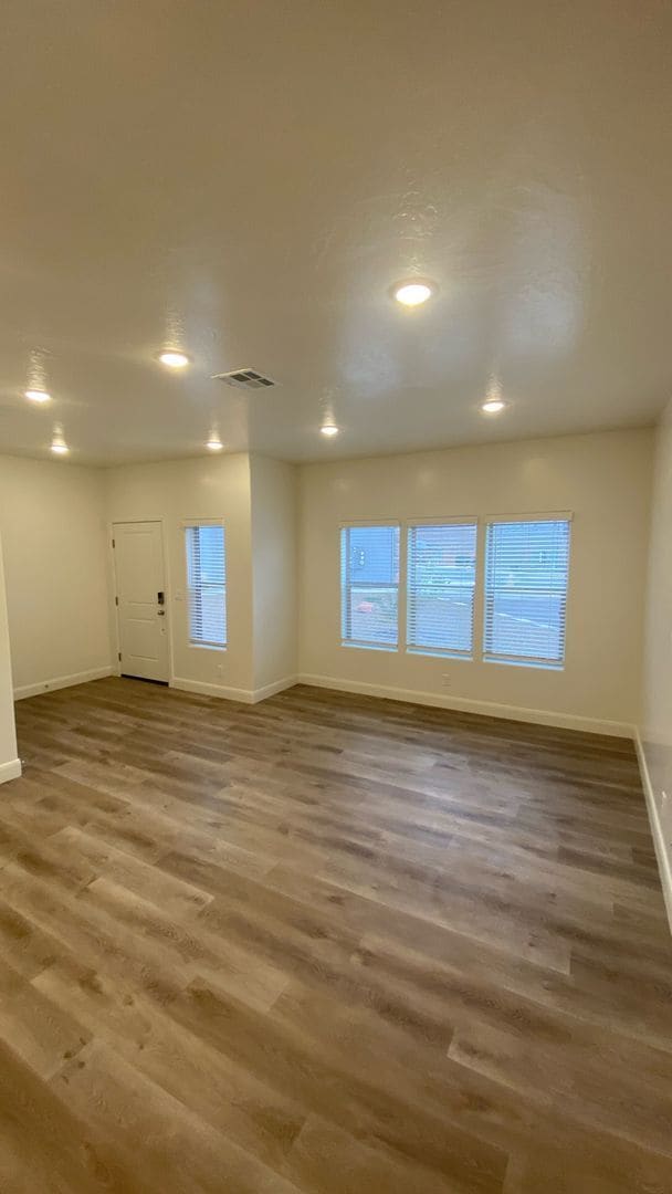 Building Photo - 3 Bed - 2.5 Bath, Large Townhome - 2 Car G...