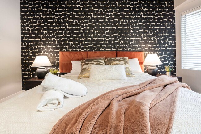 Building Photo - 5924 E Woodridge Dr