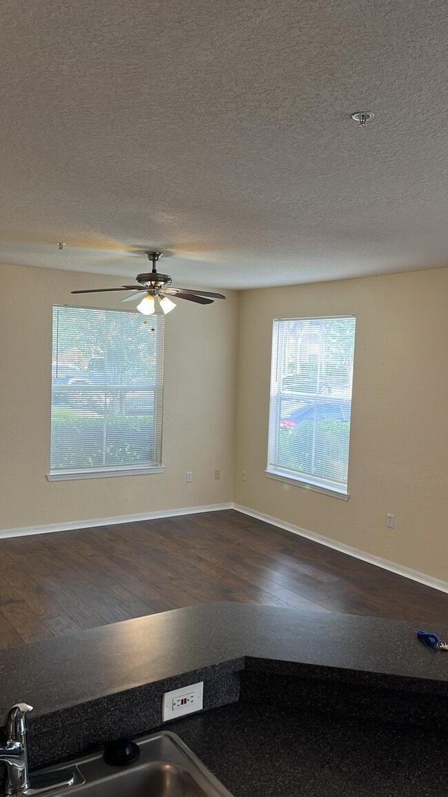 Building Photo - 6071 Westgate Dr