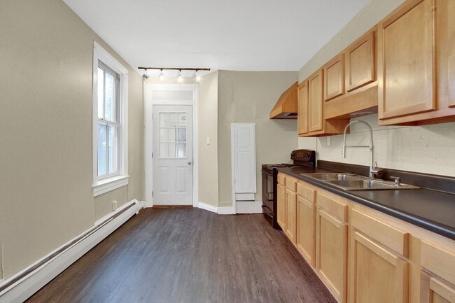 Building Photo - Spacious 4 Bedroom, 1 Bath Home in North York!