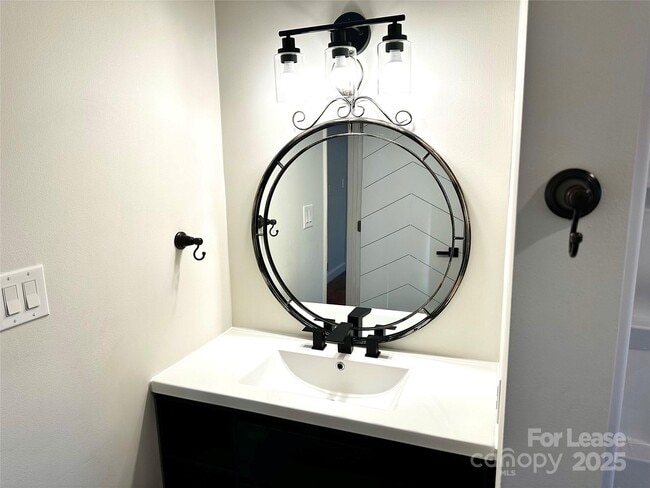 Building Photo - 2054 Hickory Hills Dr