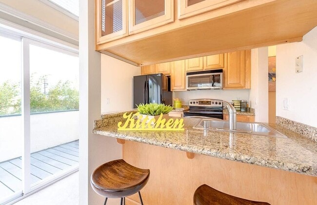 Building Photo - Utilities Paid! Modern Loft-Style Condo wi...