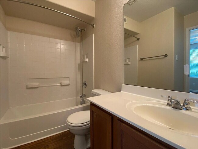 Building Photo - "Charming 1-Bedroom Condo Retreat in San Marcos – Perfect Comfort in 500 Sq Ft!"