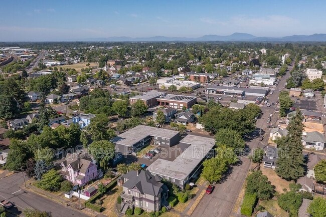 Building Photo - 205 SE 6th Ave