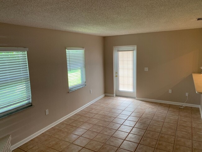Building Photo - 3 Bed, 2 Bath Home for Rent in Northeast St. Pete