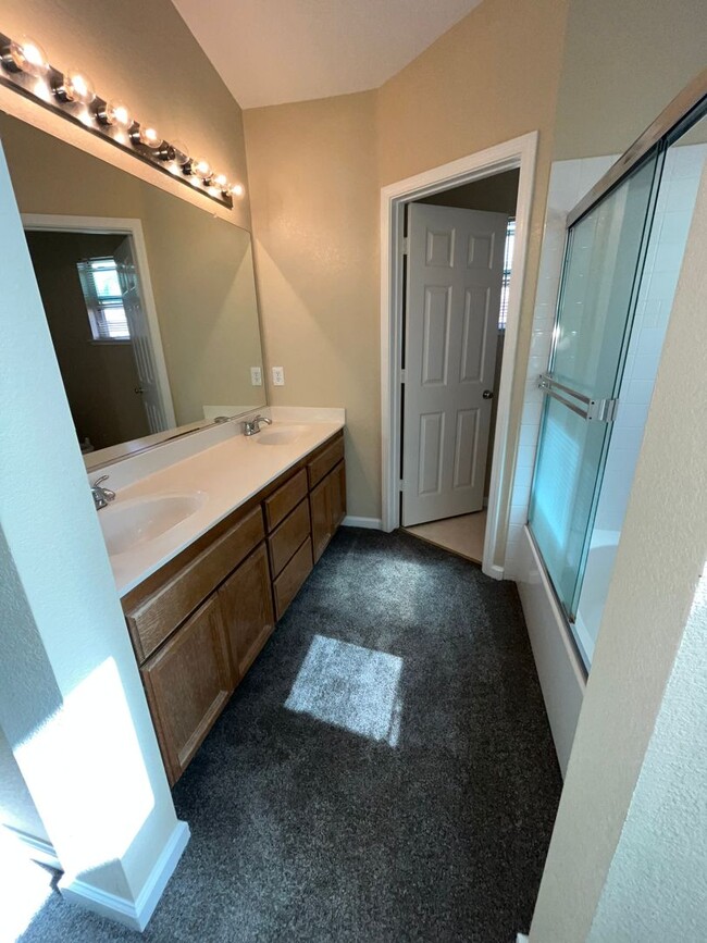 Building Photo - 4BR/2.5 BA / 1914 SF | New Carpet | Tenant...
