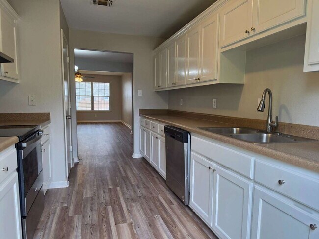 Building Photo - Updated 3/2 Duplex Near Shopping in San Antonio