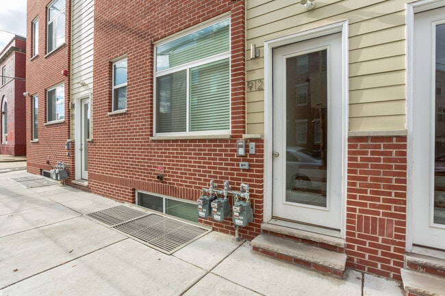 Building Photo - 912 N 19th St