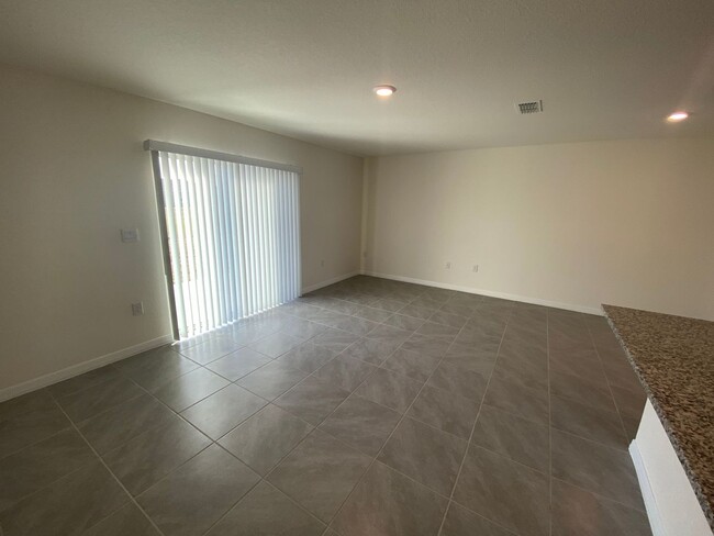 Building Photo - 3 Bedroom 2.5 Bath Townhouse in Harmony We...