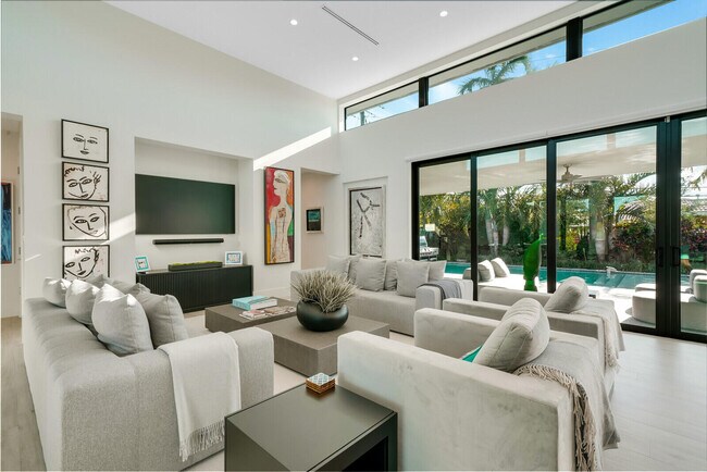 Building Photo - 4011 Bayview Dr