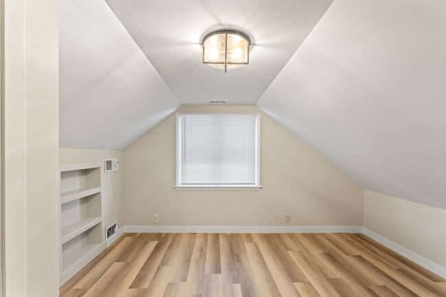 Building Photo - Beautiful renovated home in Schnitzelburg