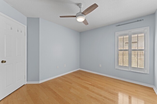 Building Photo - Absolutely stunning executive (LARGE) 3 BR / 2 BA / 2 Car Garage home in the highly sought after ...