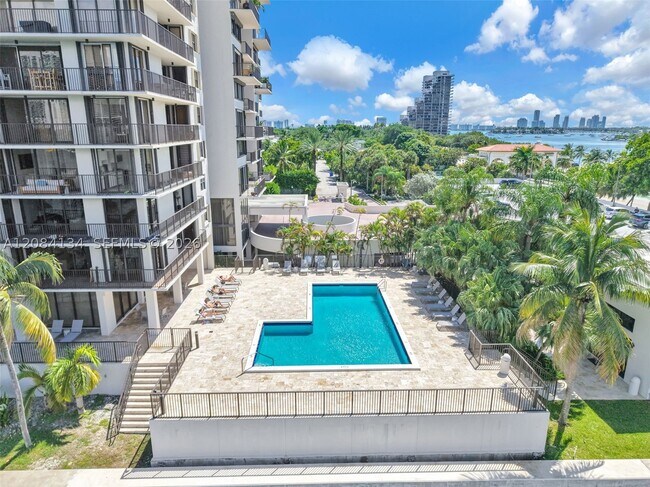 Building Photo - 801 N Venetian Dr