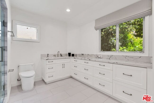 Building Photo - 701 Sierra Dr