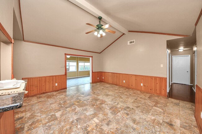 Building Photo - 730 Columbia Ln