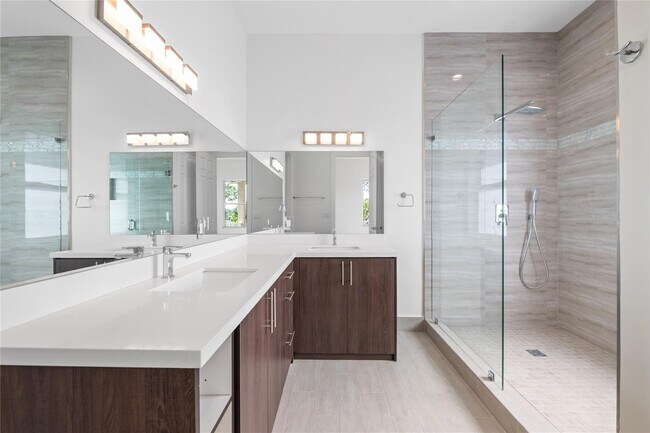 Building Photo - 1428 SW 4th Ave