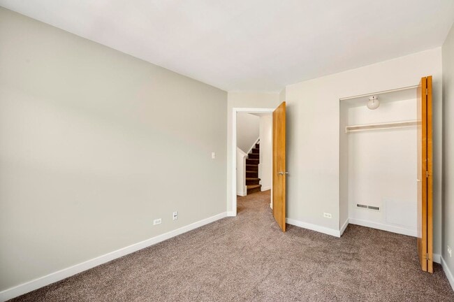 Building Photo - SOUTH LOOP - Gorgeous 3BD/2BTH Townhouse in gated community!