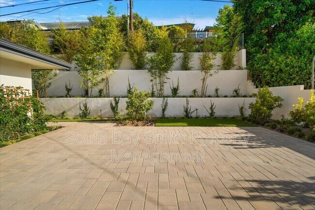 Building Photo - 312 Ave Atezada