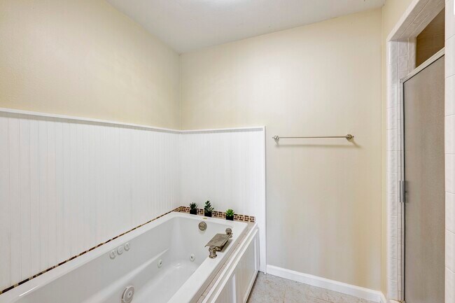 Building Photo - 2601 S Broadway St