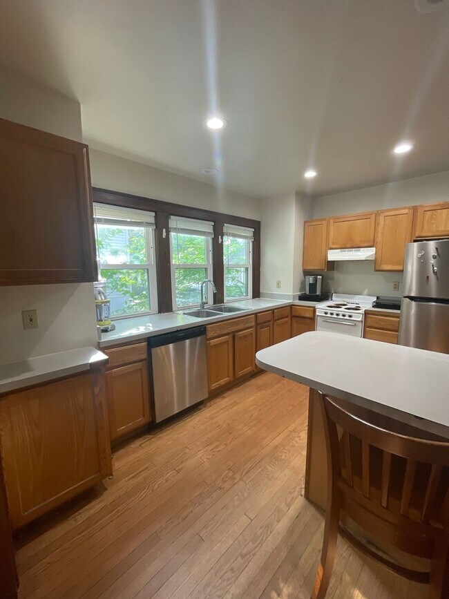 Building Photo - 926 Sylvan Ave