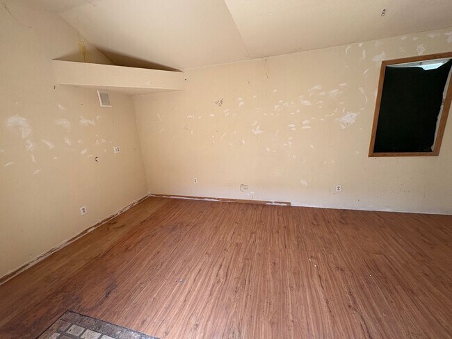 Building Photo - Fully Renovated 3 Bed 2.5 Bath Townhome w/ 1 Car Garage & Yard!