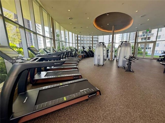 Building Photo - 700 NE 24th St