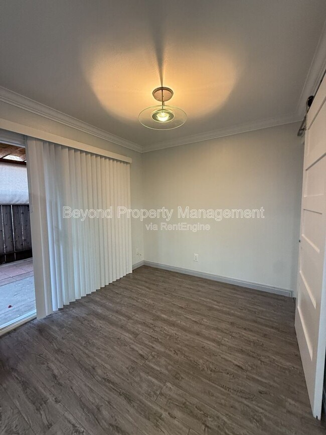 Building Photo - 8535 Paradise Valley Rd