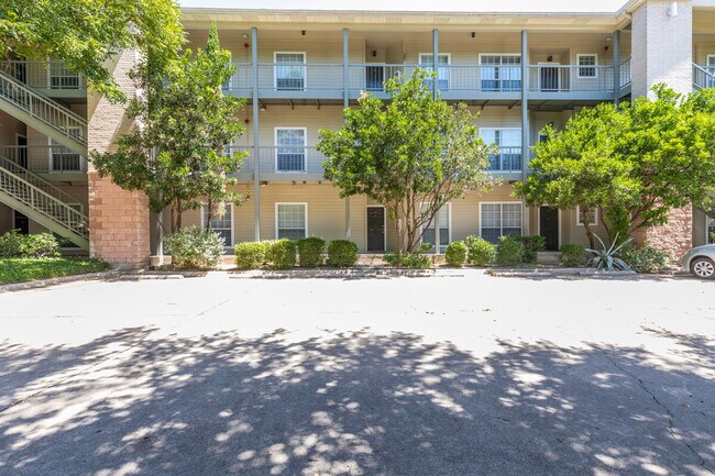 Building Photo - 2204 San Gabriel St