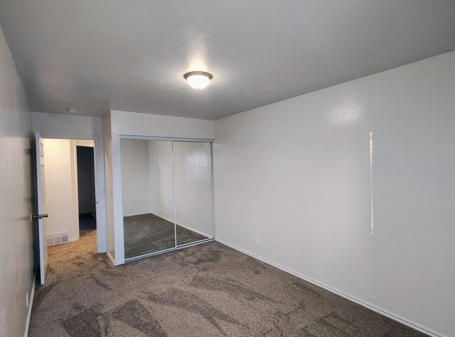 Building Photo - Updated 4 Bd 3 Ba Home in Sandy