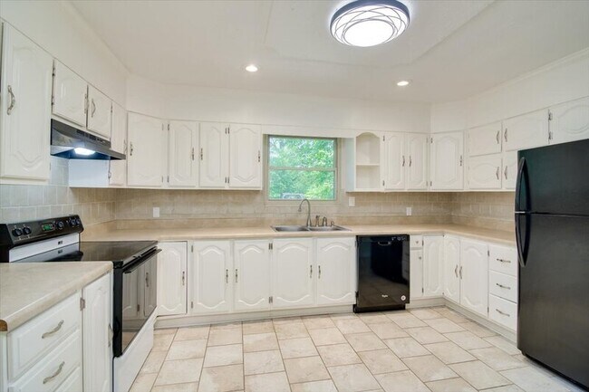 Building Photo - 427 Ashland Dr