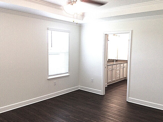 Building Photo - 1033 Walden Pond Dr