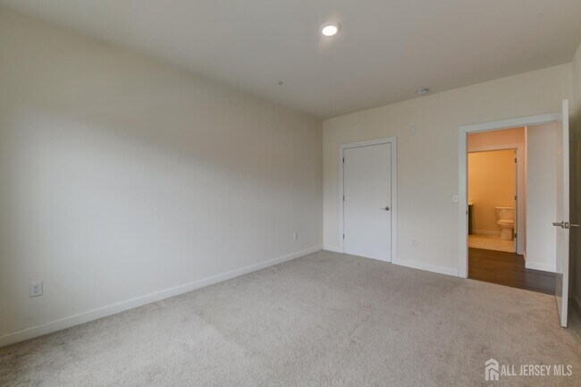 Building Photo - 722 Lorhan Dr