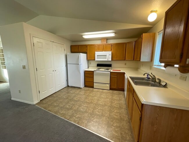 Building Photo - 3 Bedroom / 2 Bathroom Home in SW Redmond - PENDING APPLICATION