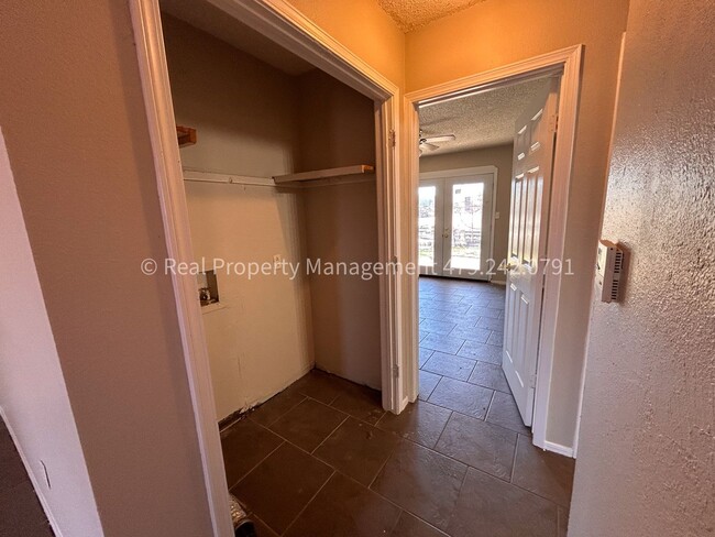 Building Photo - 203 S Boone St