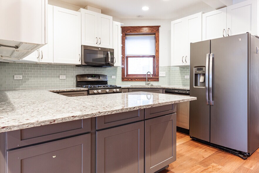 Primary Photo - 1019 W Oakdale Ave