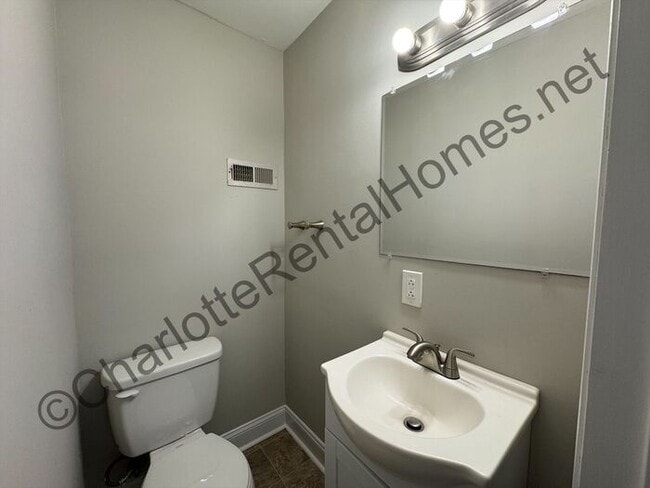 Building Photo - 3 Bedroom 1.5 bath home in Mathews!