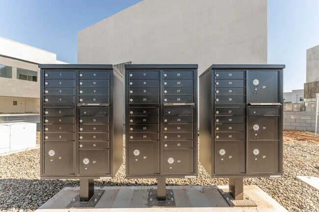 Building Photo - 432 S 32nd St