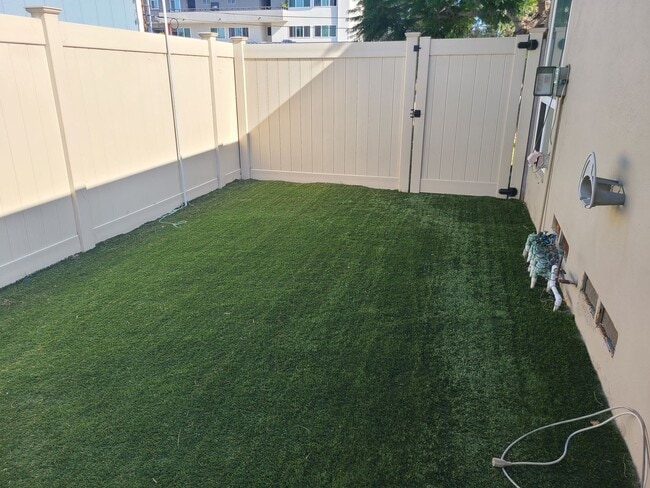 Building Photo - Spacious Ocean Beach 2 bed 1 bath just a few steps from Colliers Park.