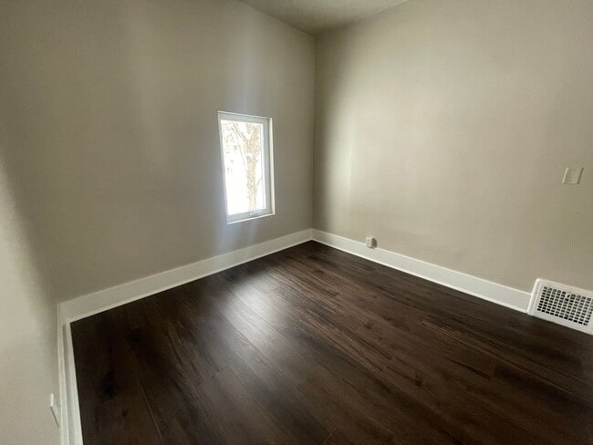 Building Photo - Updated 2 Bedroom 2 Bathroom Home