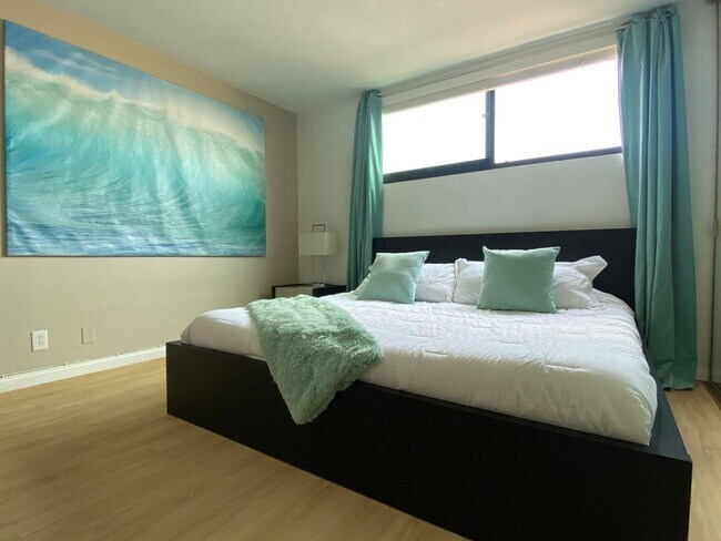 Building Photo - Enjoy coastal living at its finest! Spacio...