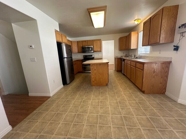Building Photo - Freshly Painted, New Carpet Throughout - Home For Rent In Springville!!!