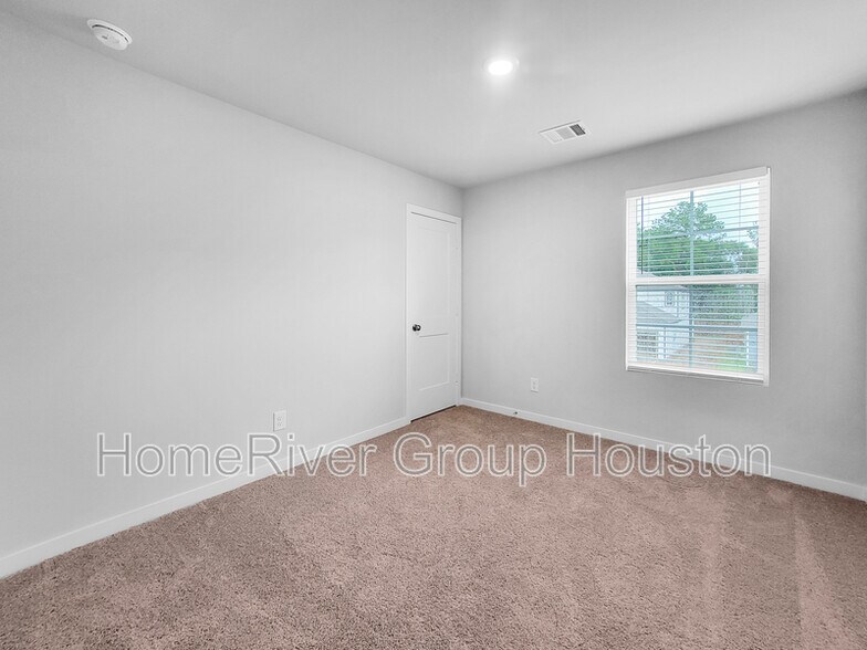 Building Photo - 10750 Red Flagstone Dr