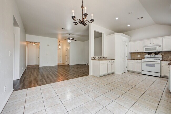 Building Photo - 608 Cavecreek St