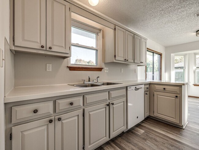 Building Photo - Move in discount / $800 first month rent