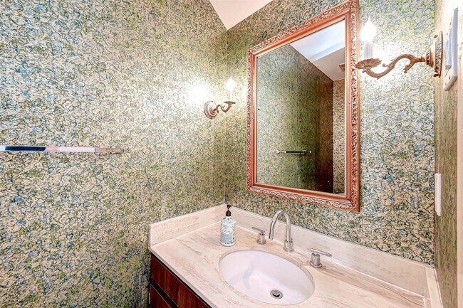 Building Photo - 2232 S Piney Point Rd