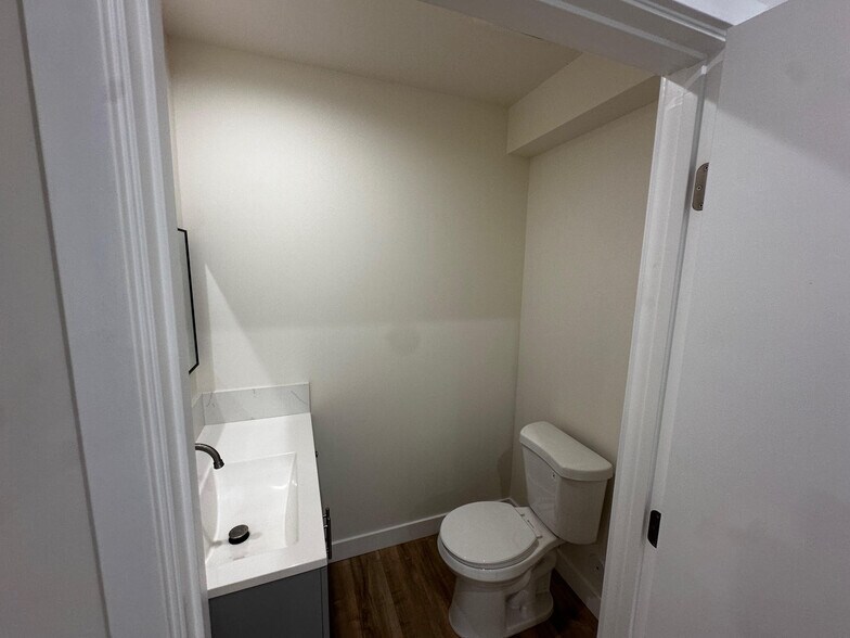 Building Photo - 15950 Cohasset St