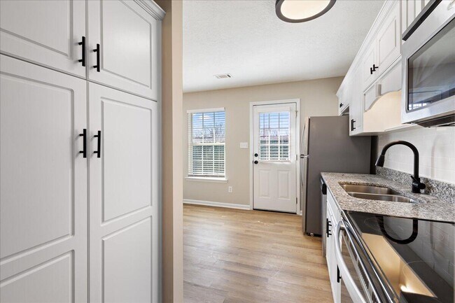 Building Photo - 517 Edgecliff Ln